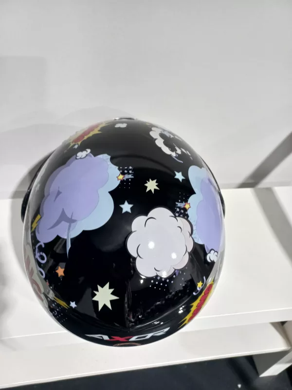 Casco moto Shiro Kioto Boom. Casco moto jet con diseño original para hombre, mujer, niño o niña. Ideal como regalo. Color negro o blanco. Tallas YM, YL, XS, X, M, L, XL