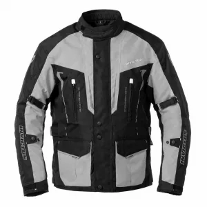 Chaqueta de moto Invictus gris y negra con diseño touring, múltiples bolsillos y protecciones. Chaqueta en oferta en Full Gas Motor. Mejorada del Campo. Madrid. Ropa de moto para Velilla de San Antonio, Coslada, San Fernando, Alcalá, Torrejón, Arganda, Rivas, Corredor del Henares....