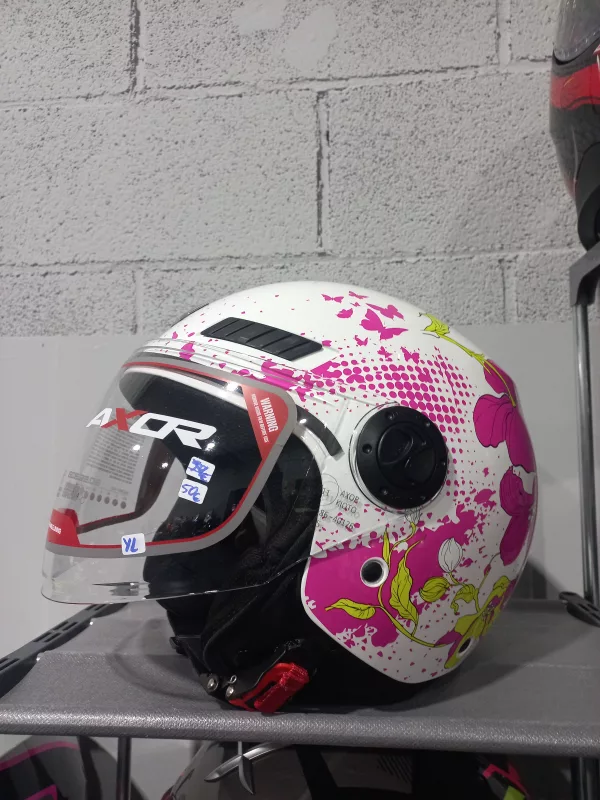 Casco jet barato para hombre, mujer, niño o niña color blanco con flores rosas. Full Gas Motor Mejorada del Campo. Madrid