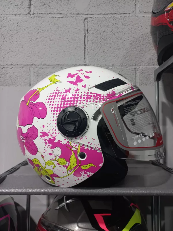 Casco jet barato para hombre, mujer, niño o niña color blanco con flores rosas. Full Gas Motor Mejorada del Campo. Madrid