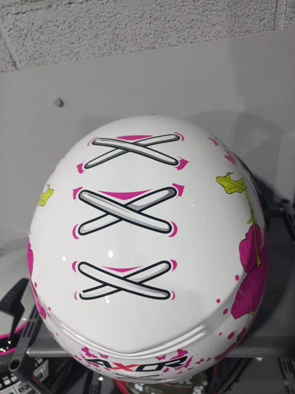 Casco jet barato para hombre, mujer, niño o niña color blanco con flores rosas. Full Gas Motor Mejorada del Campo. Madrid