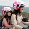 oferta casco moto scooter jet madre hija padre hijo diseño original blanco o negro con flores rosas y amarillas. Un casco barato para llevar a tus hijos al colegio en trayectos urbanos cortos por ciudad en moto scooter o de carretera